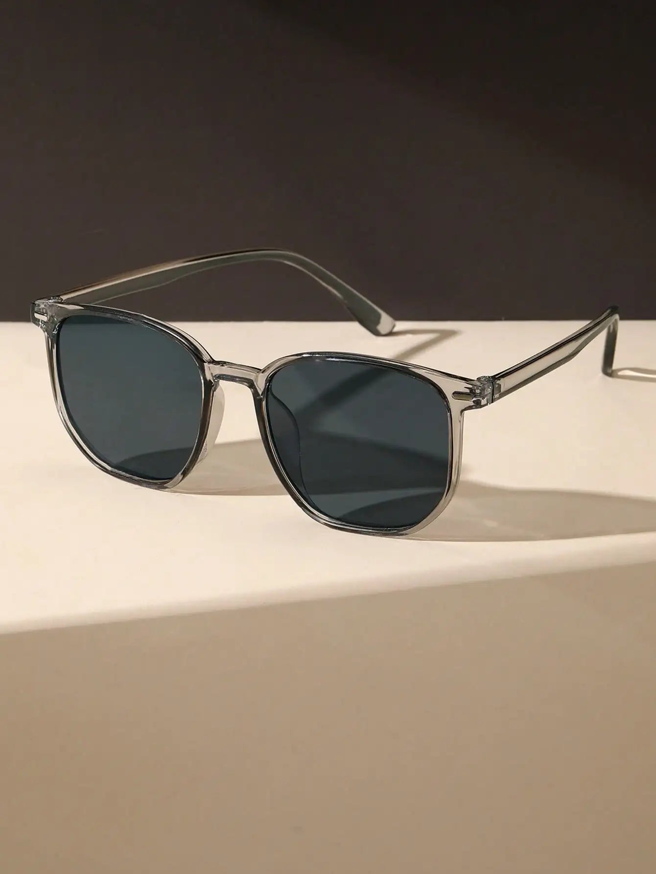 Unisex Square Fashion Sunglasses – Stylish Everyday Shades for Travel & Outdoor Wear